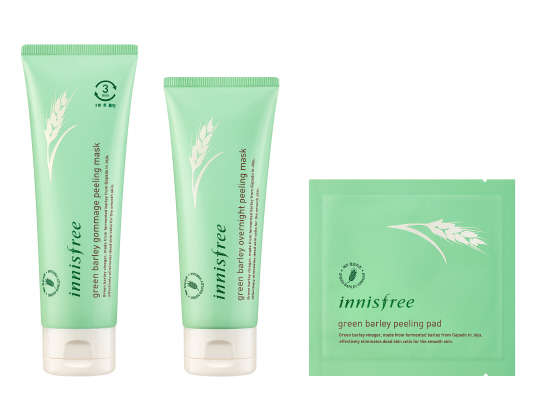 새롭게 출시된 이니스프리 청보리 필링 라인 제품.(왼쪽부터 필링패드, 필링 패드)  이니스프리 제공